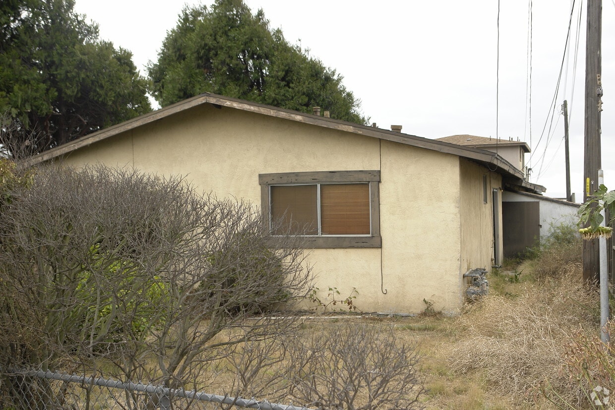 Primary Photo - 13111-13115 Neptune Dr