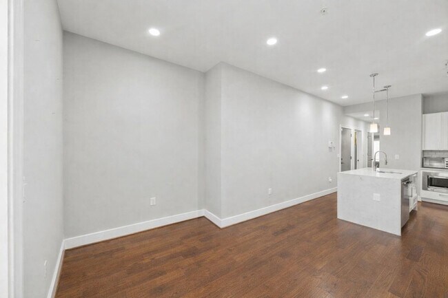 Foto del edificio - Modern Features Columbia Heights Neighborhood 2 Bedroom 2 Bath Condo with Balcony Pet Friendly