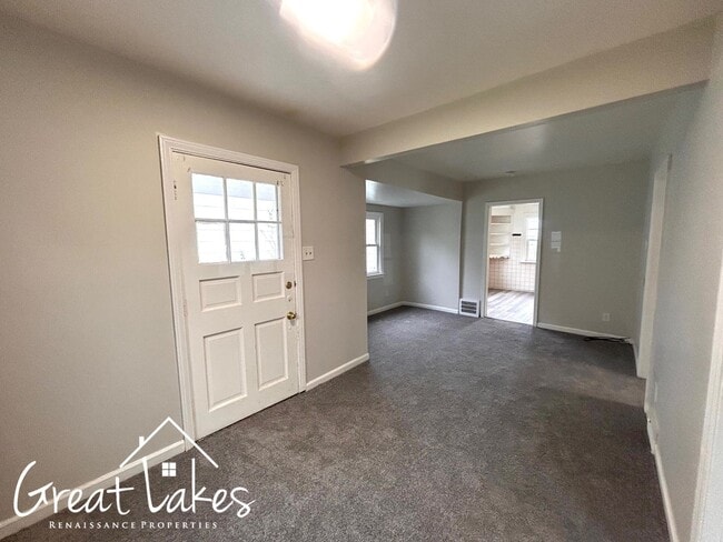 Building Photo - Beautiful 2 Bedroom 1 Bathroom now availab...