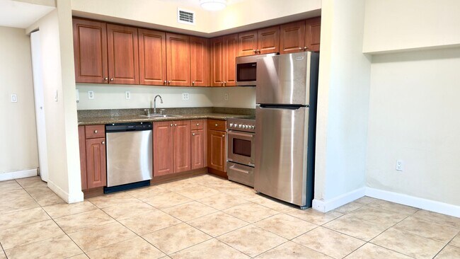 Beachside One Bedroom Condo with Parking a... - Beachside One Bedroom Condo with Parking a...