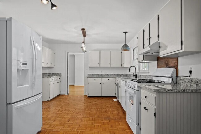 Foto del edificio - 3 Bedroom with Full Basement Located off N Holden!