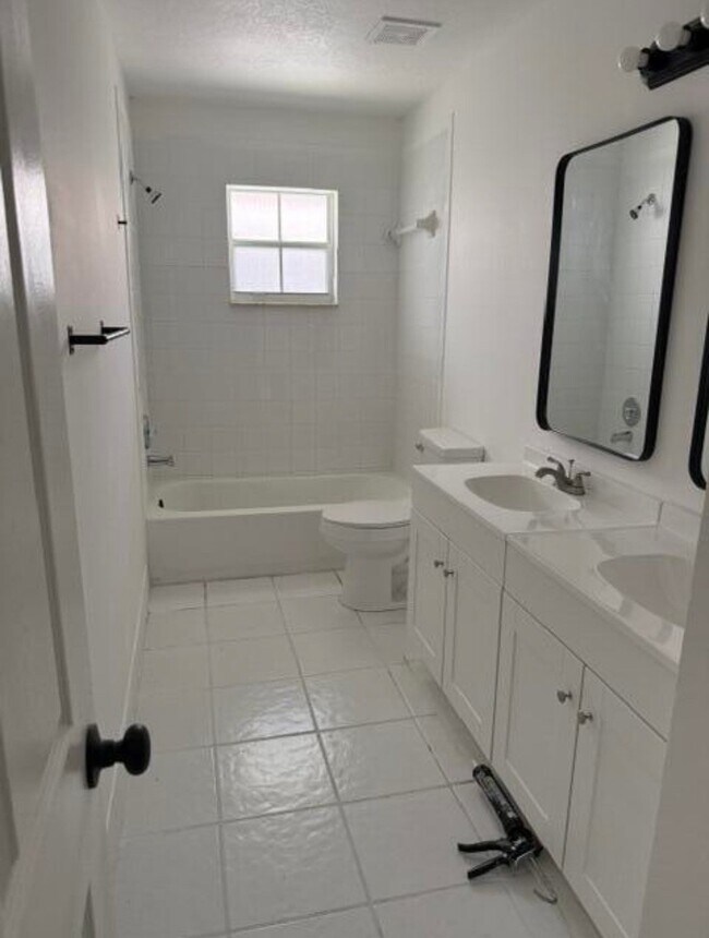 Foto del edificio - 1046 Goldenrod Rd