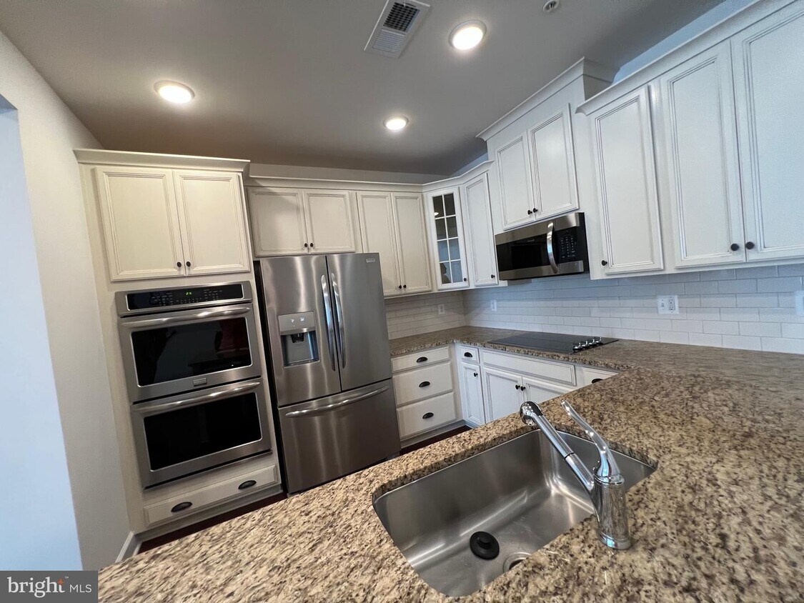 Building Photo - 9811 Ames Dr