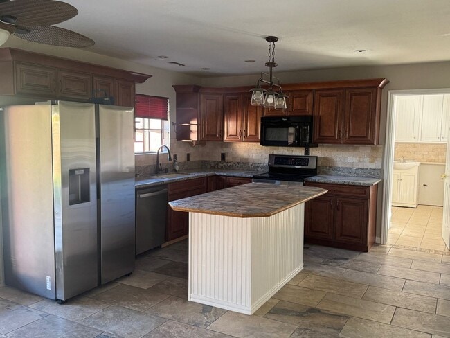 Building Photo - 4 Bed 2.5 Bath Home for Rent