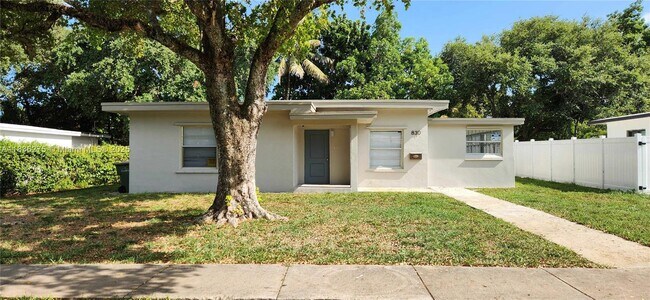 Foto del edificio - 830 NE 143rd St