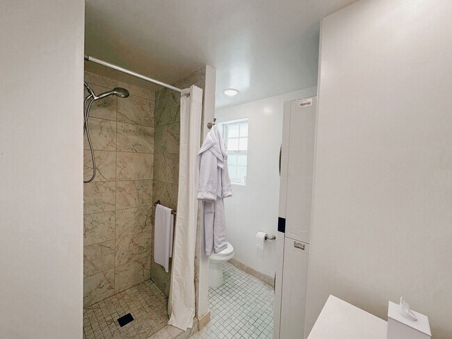 Building Photo - Newly Renovated 3 Bed / 2 Bath - 1.5 Miles...