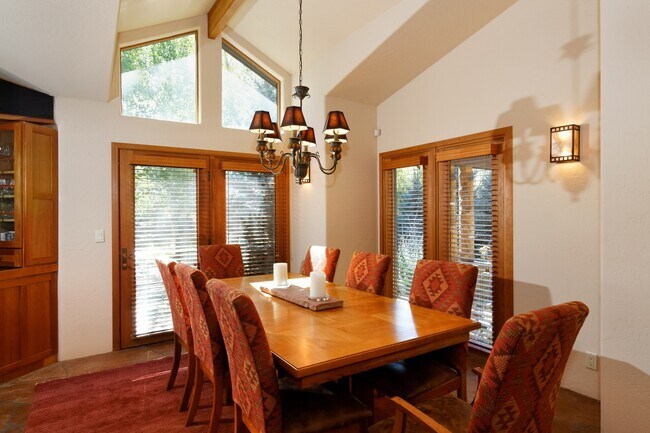 Building Photo - 571 Horse Ranch Dr