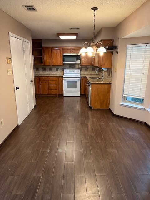 Foto del edificio - 6425 Kary Lynn Dr N