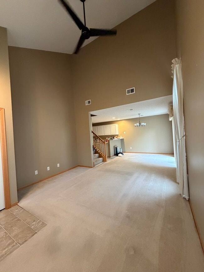 Building Photo - END UNIT! *3Bed*2Bath Lakeville/Farmington Stainless Steel Appliances. Available NOW!