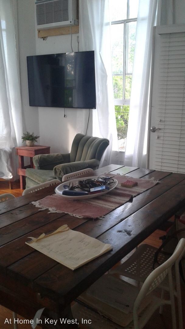 Building Photo - 2 br, 2 bath House - 1220 Newton Street #5