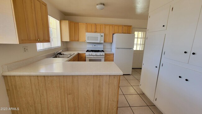 Building Photo - 27 E James Dr