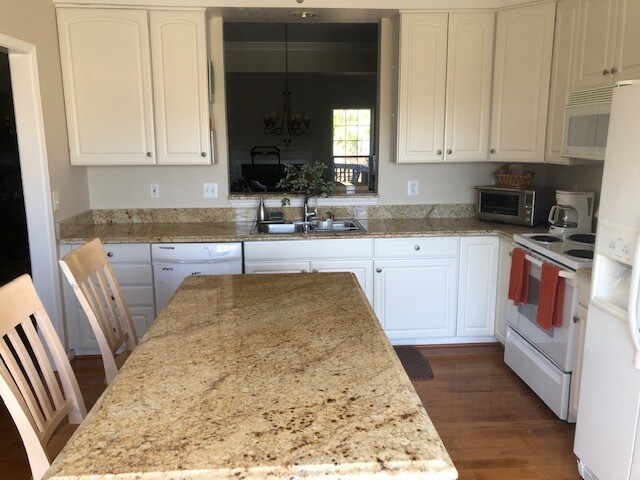 Kitchen - 2109 N Buchanan Ct