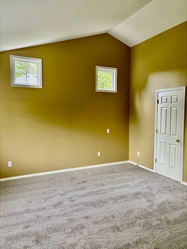 Building Photo - 4 Bed / 2.5 Bath Bellevue/Lake Sammamish s...