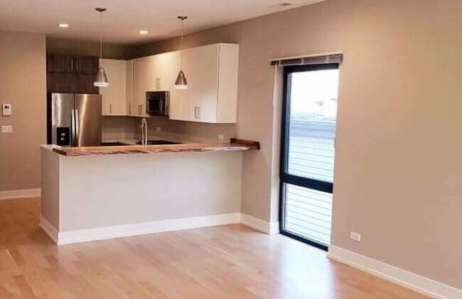 Foto del edificio - 5629 W Higgins Ave