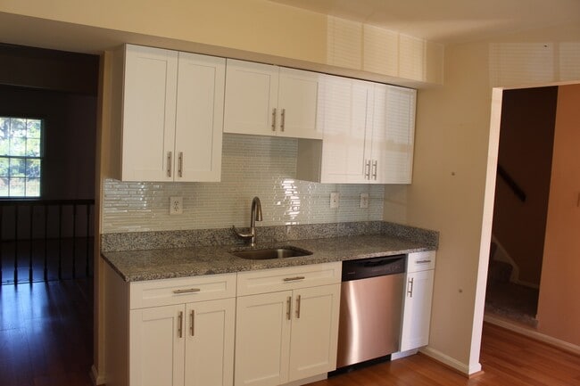 Photo - 3 Level  3 + 3.5 Ba w/2 BRAND NEW BATHROOM... House