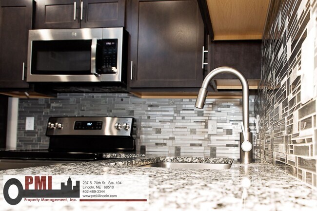 Building Photo - 2 Bedroom and 1 Bathroom Apartment Availab...