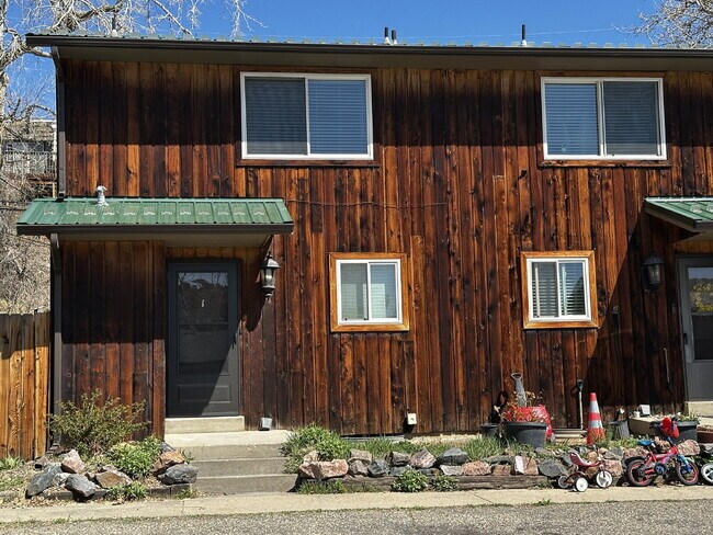 Foto del edificio - "Charming 2-Bed Retreat with Hardwood Floors in Golden, CO!"