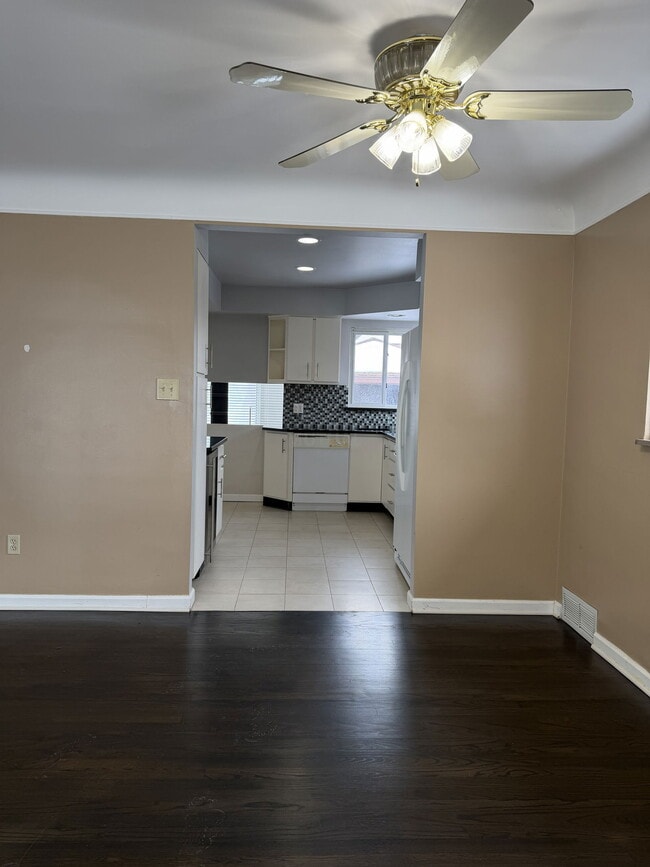 Building Photo - 33042 Slocum Dr