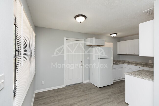 Foto del edificio - 1839 W 30th St