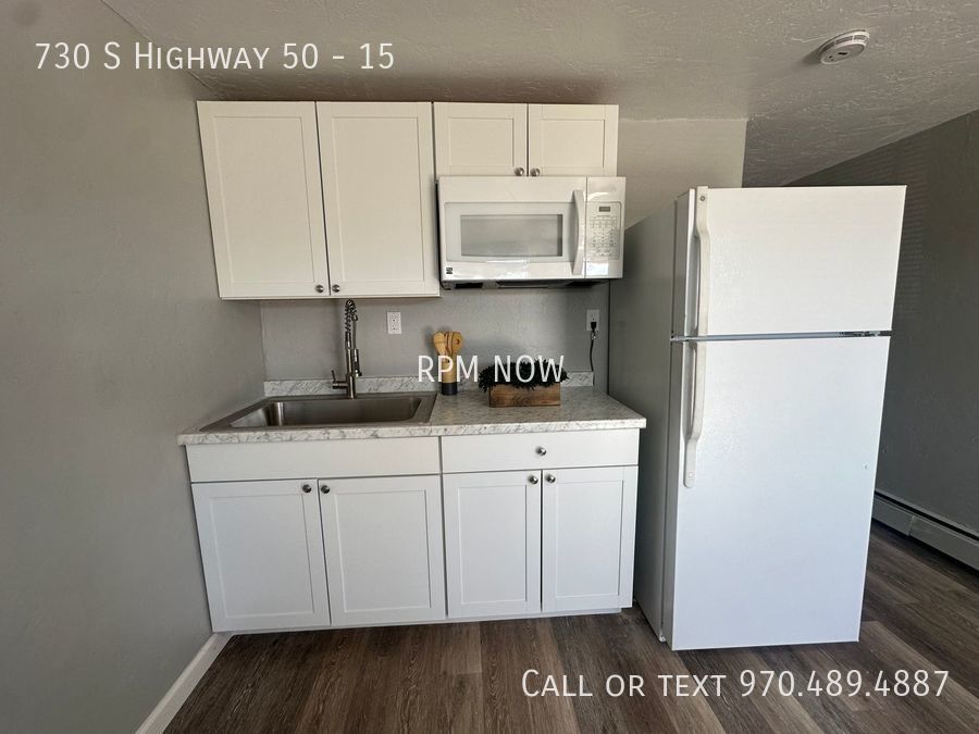 Foto principal - Updated Unit with Hard floors! Utilities i...