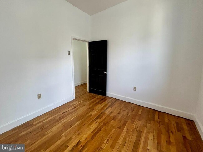 Foto del edificio - 2823 W Girard Ave