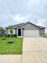 Building Photo - 320 Yosemite Dr