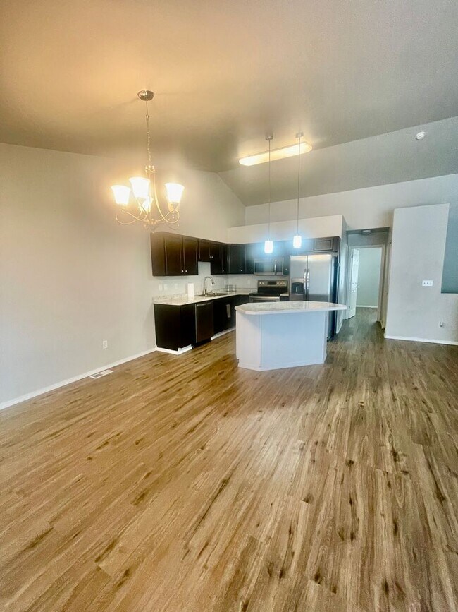 Foto del edificio - Condo Close to base! 3 bed/2bath/2car garage, Available now!