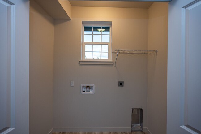 Foto del edificio - Move in Special! Carefree living in vibrant downtown Puyallup!