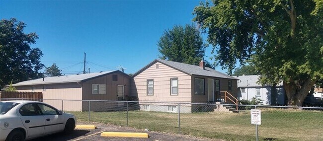 Foto del edificio - 122 E Hazel St