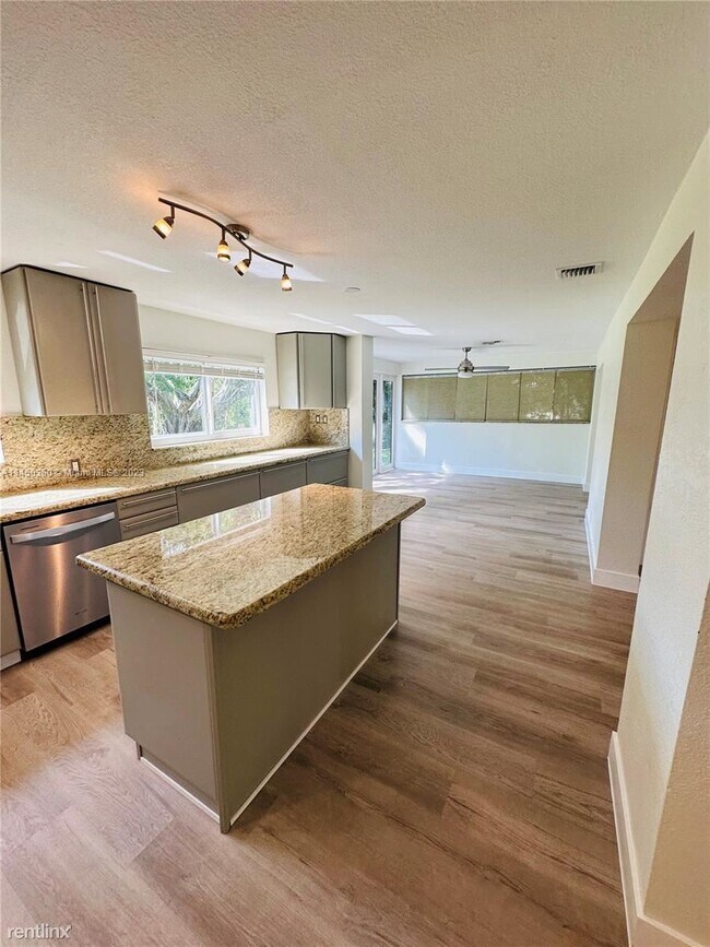 Building Photo - 4 br, 3 bath House - 1231 NW 6th Ave