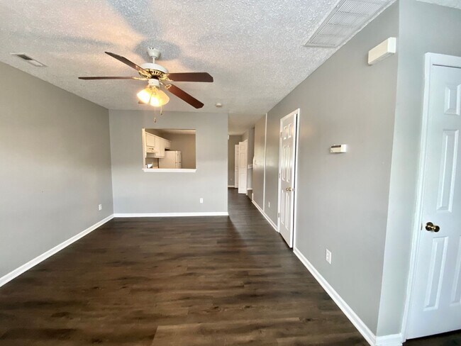 Foto del edificio - Well Maintained 2 Bedroom Townhome!