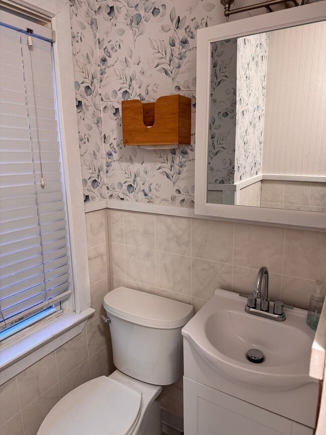 Building Photo - 220 Park Ave