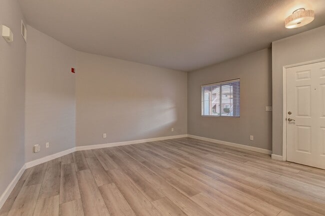 Foto del edificio - Corner Unit Condo in Gated Summerlin Commu...