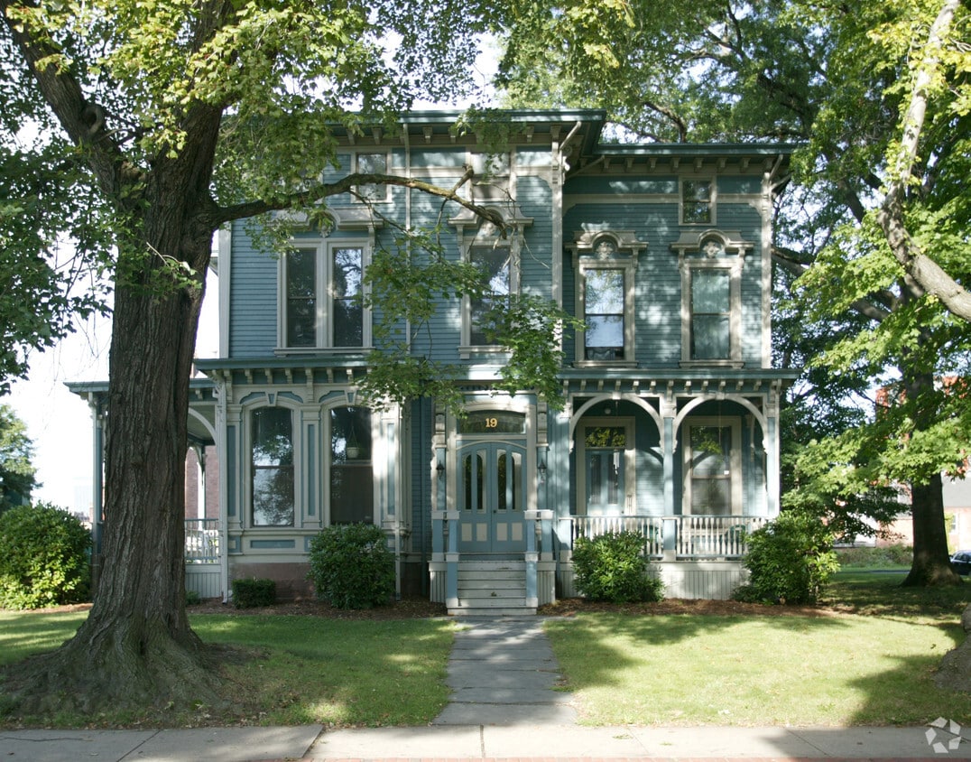 Primary Photo - 19 Charter Oak Pl