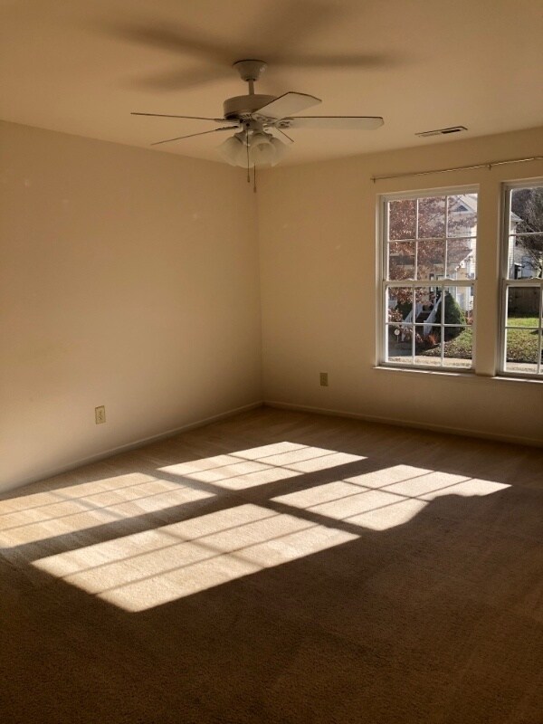 Foto del edificio - 557 Lakeside Valley Dr