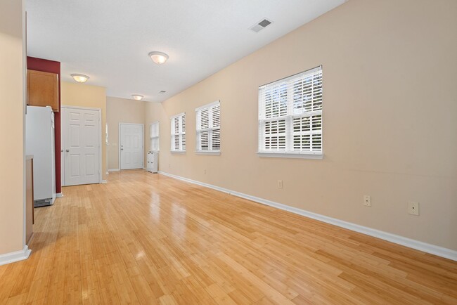 Foto del edificio - End unit Chapel Hill townhome available ea...