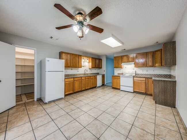 Foto del edificio - Converse, TX - House - $1,645.00 Available...