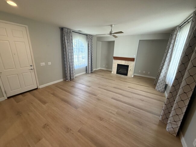 Foto del edificio - Spacious 4-Bedroom Townhome with Downstairs Bed/Bath in Creekside!