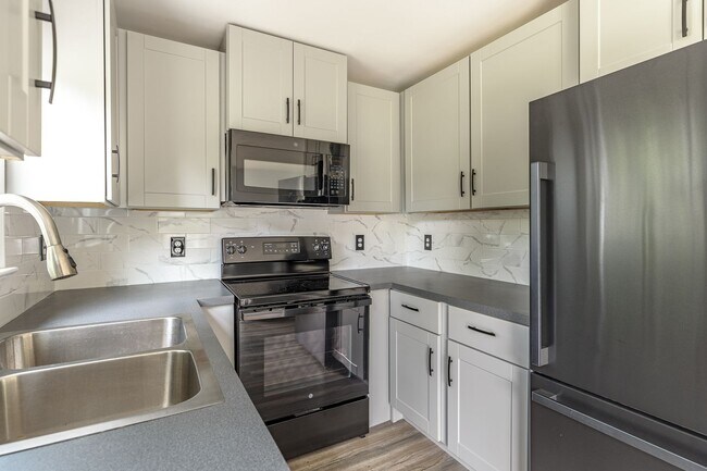 Building Photo - Spacious home located in a great neighborhood!