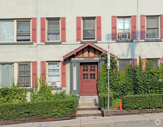 Building Photo - 142 Caroline St S