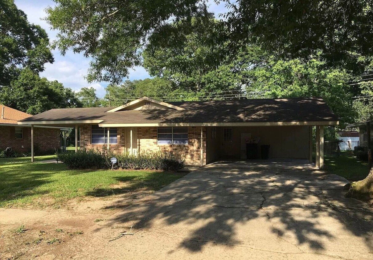 Primary Photo - 3 bed, 2 bath home