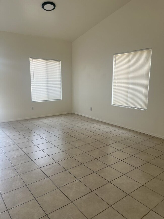 Foto del edificio - Spacious 4 Bedroom, 2 Bathroom Home | Avai...