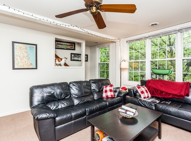 Unit 2 - 4bed/2bath - 2840 N Southport Ave