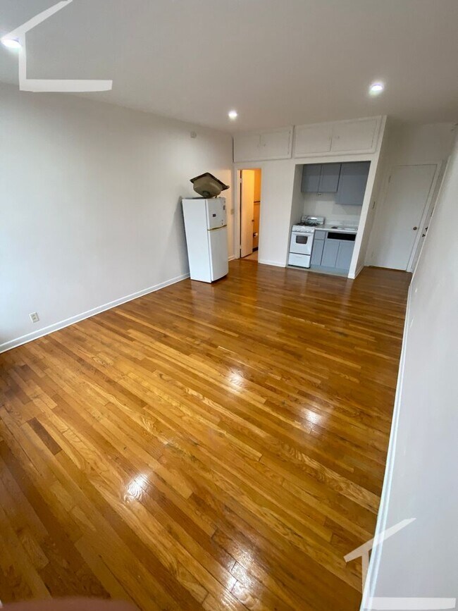 Building Photo - Affordable Student Friendly Apt in Heart o...