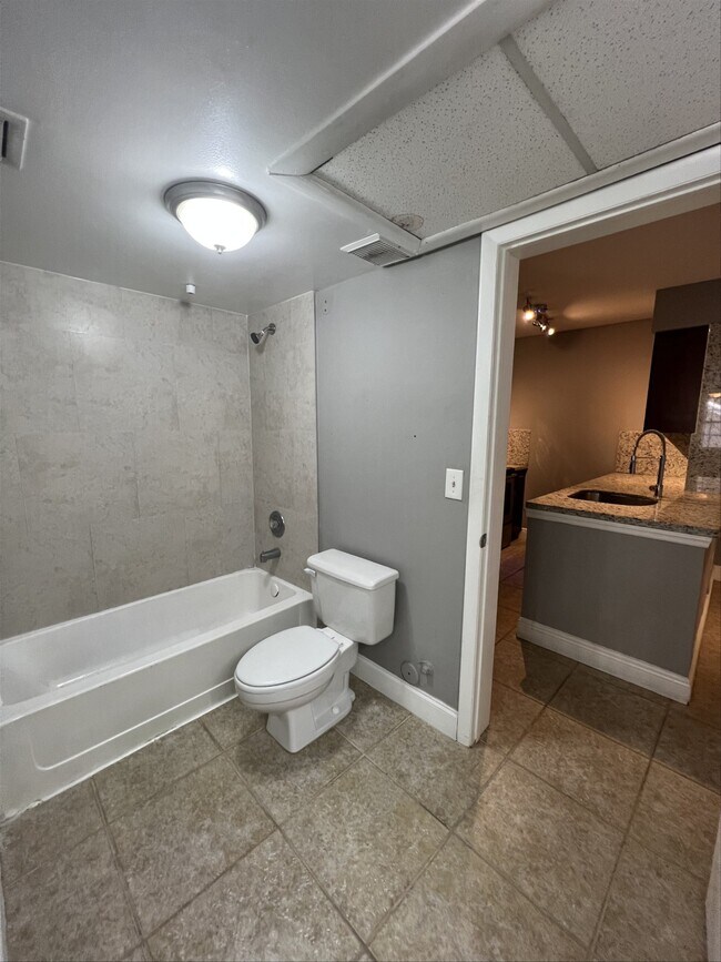 2803 N Oakland Forest Dr Unit 103, Oakland Park, FL 33309 Condo for