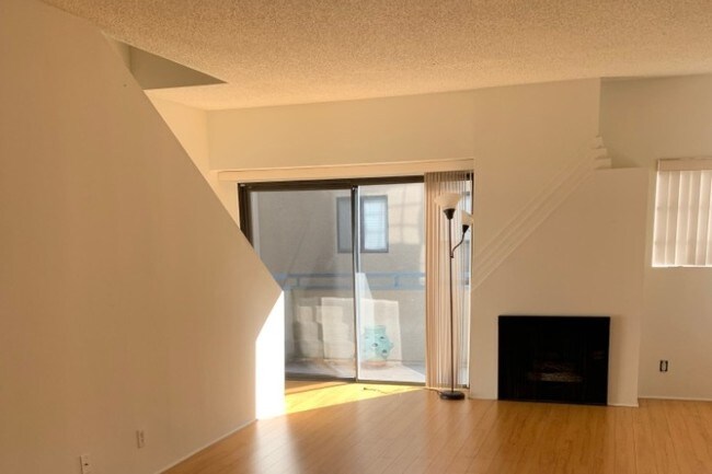 Living Room - 2572 S Centinela Ave