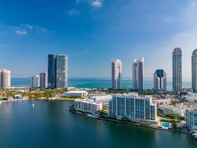 Foto del edificio - 18100 N Bay Rd