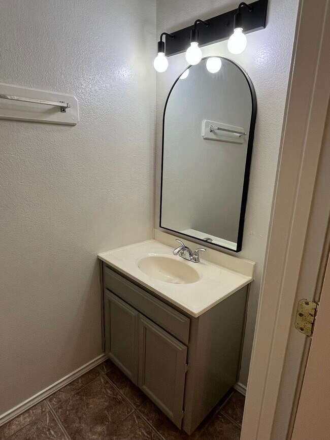 Building Photo - 955 Live Oak Cir