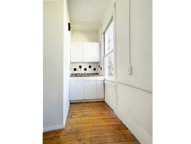 Building Photo - 155 India St