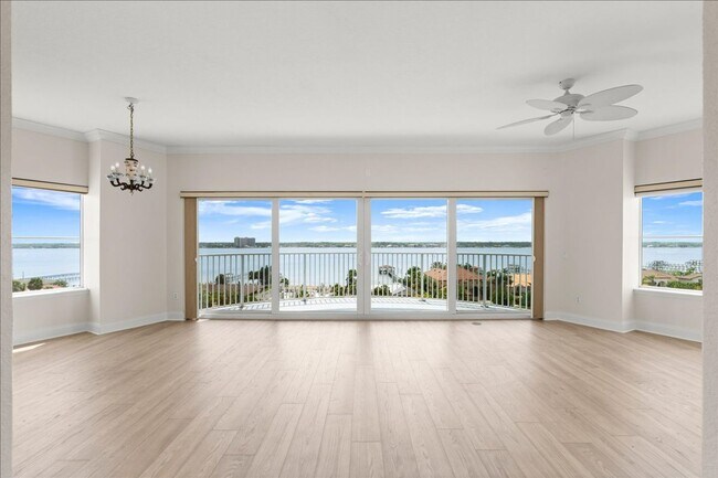 Foto del edificio - Wow Rare 3/3 Condo For Rent with breathtak...